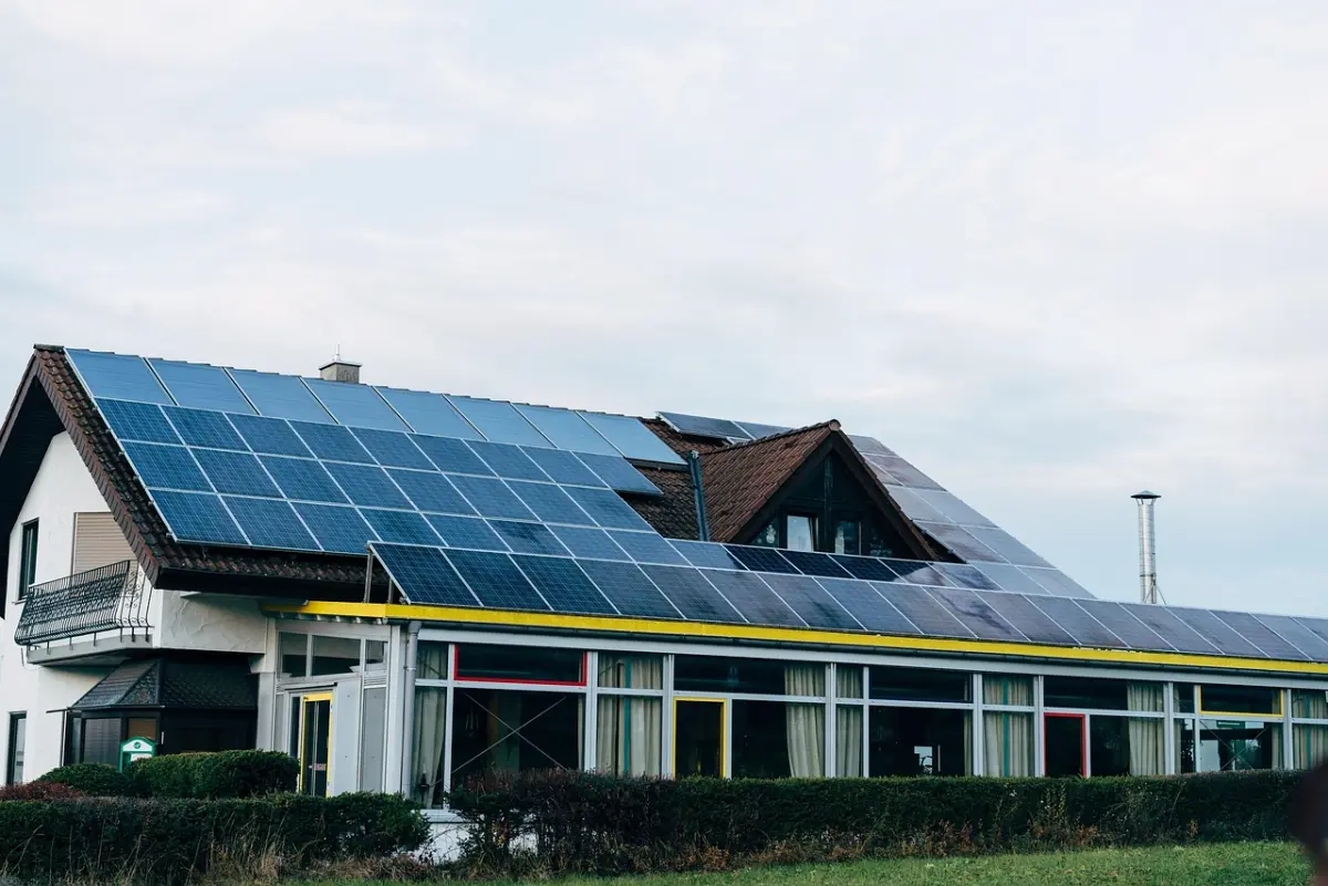 Warmtepomp voor een jaren 70 woning: waarom isolatie 10x belangrijker is dan het merk